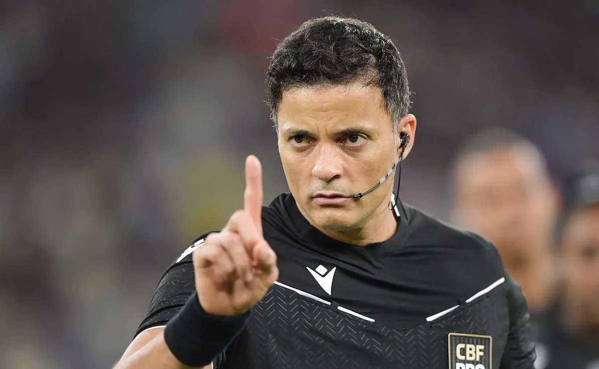 Savio Pereira Sampaio anula pênalti em Palmeiras x Cruzeiro sem ajuda do VAR