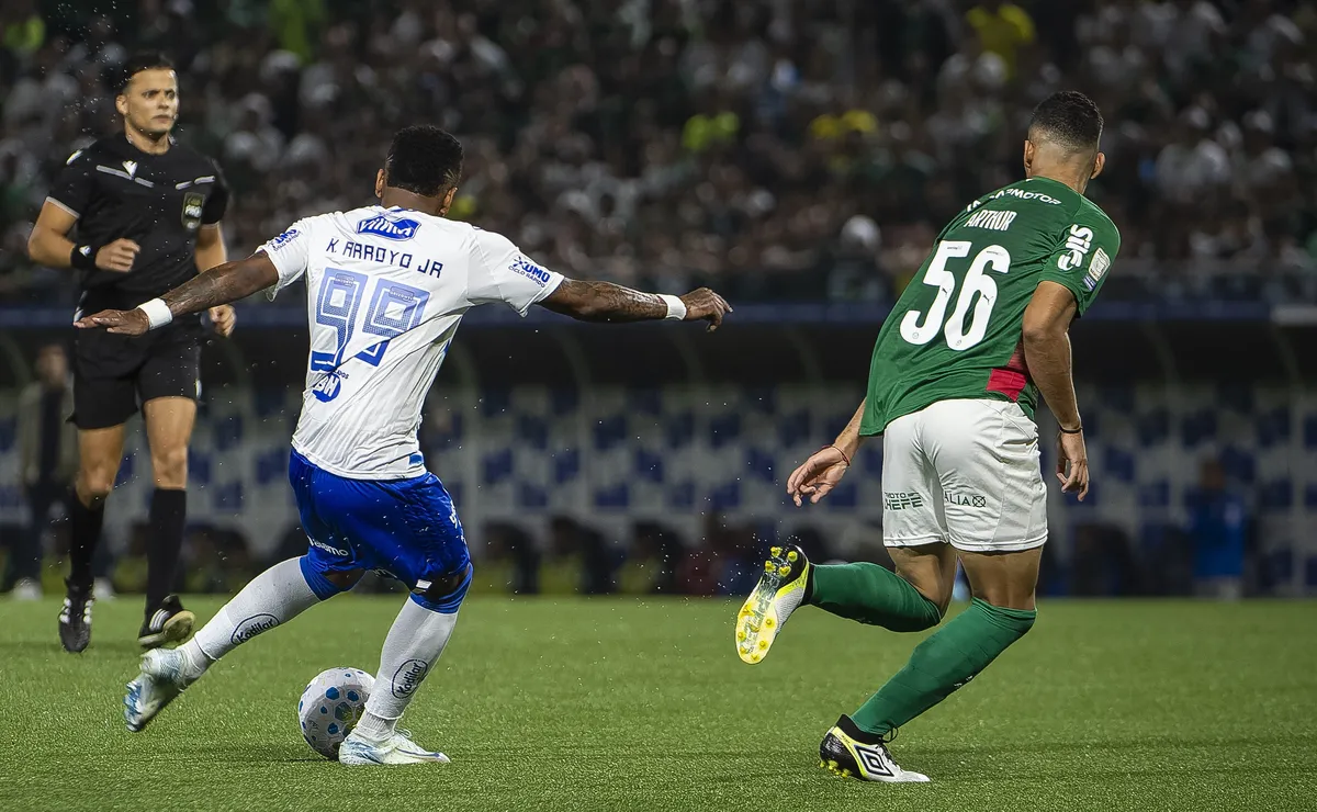 Arroyo e Otávio brilham, Cruzeiro empata com o Palmeiras em jogo marcado por pênalti polêmico