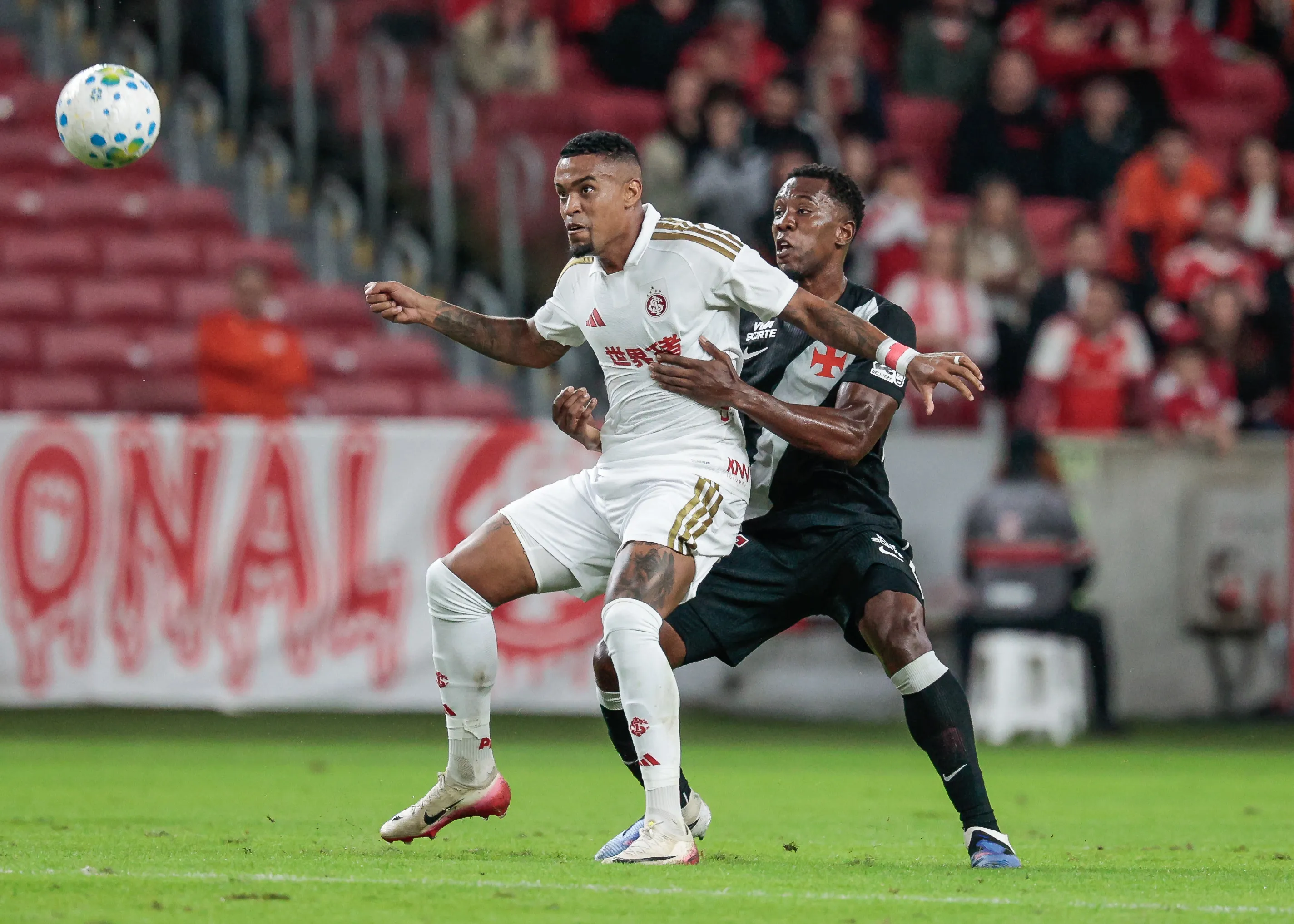 Alerrandro se destaca em goleada sobre o Vasco. Foto: Luiz Erbes/AGIF