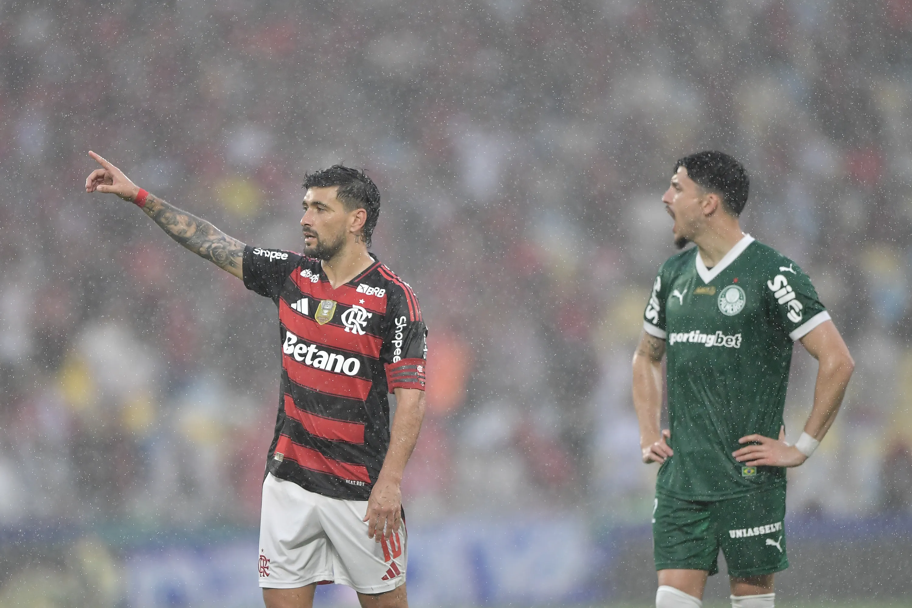 RJ – RIO DE JANEIRO – 19/10/2025 – BRASILEIRO A 2025, FLAMENGO X PALMEIRAS – Arrascaeta jogador do Flamengo durante partida contra o Palmeiras no estadio Maracana pelo campeonato Brasileiro A 2025. Foto: Thiago Ribeiro/AGIF