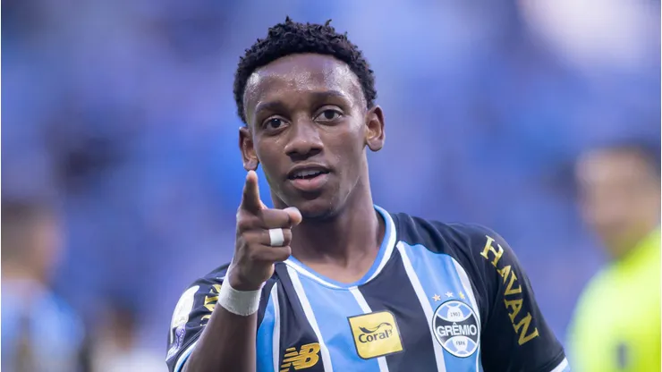 Mec comemorando gol na Arena diante do Coxa