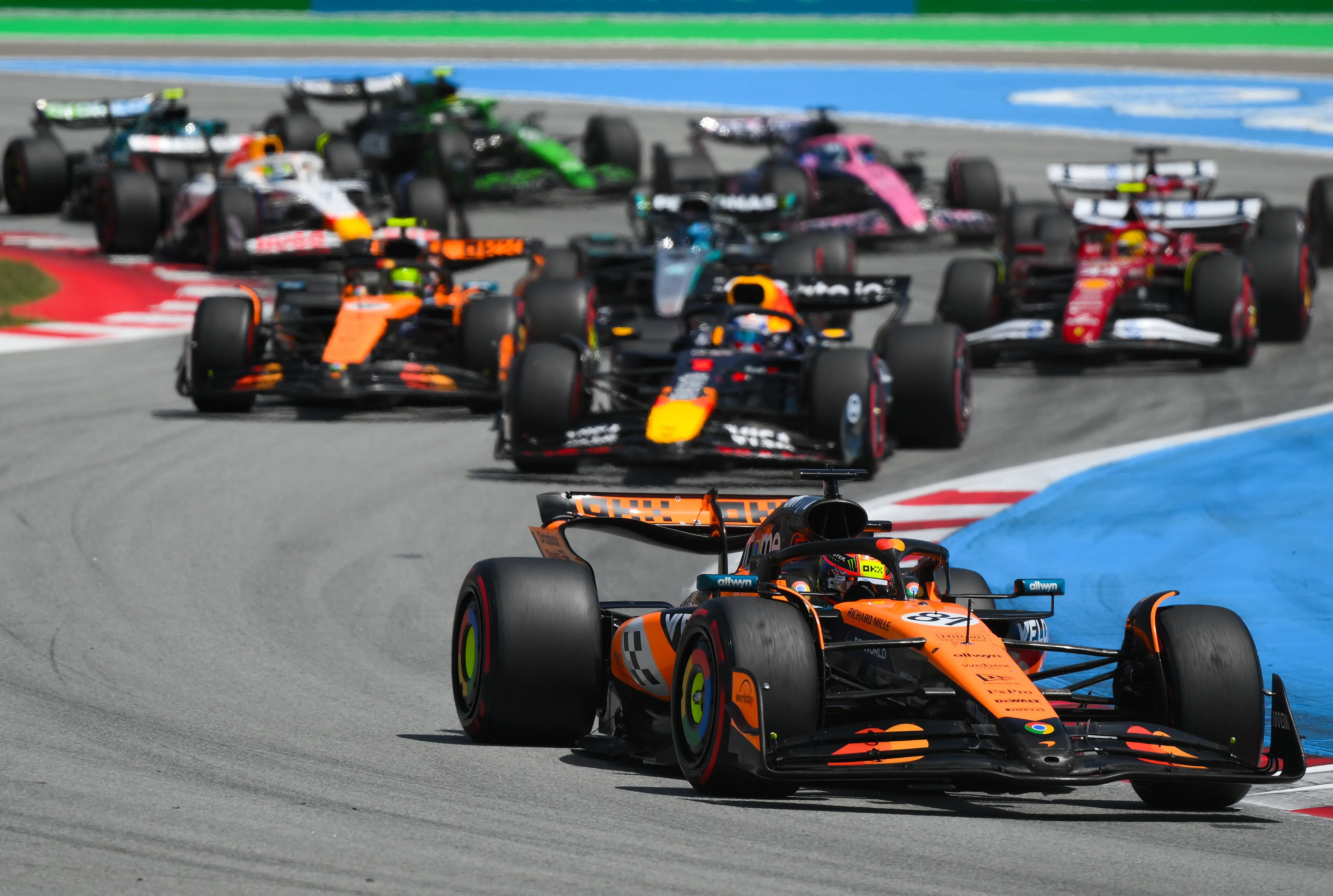 BARCELONA, SPAIN – JUNE 01: Oscar Piastri of Australia driving the (81) McLaren MCL39 Mercedes leads Max Verstappen of the Netherlands driving the (1) Oracle Red Bull Racing RB21 Lando Norris of Great Britain driving the (4) McLaren MCL39 Mercedes George Russell of Great Britain driving the (63) Mercedes AMG Petronas F1 Team W16 and the rest of the field at the start during the F1 Grand Prix of Spain at Circuit de Barcelona-Catalunya on June 01, 2025 in Barcelona, Spain. (Photo by David Ramos/Getty Images)
