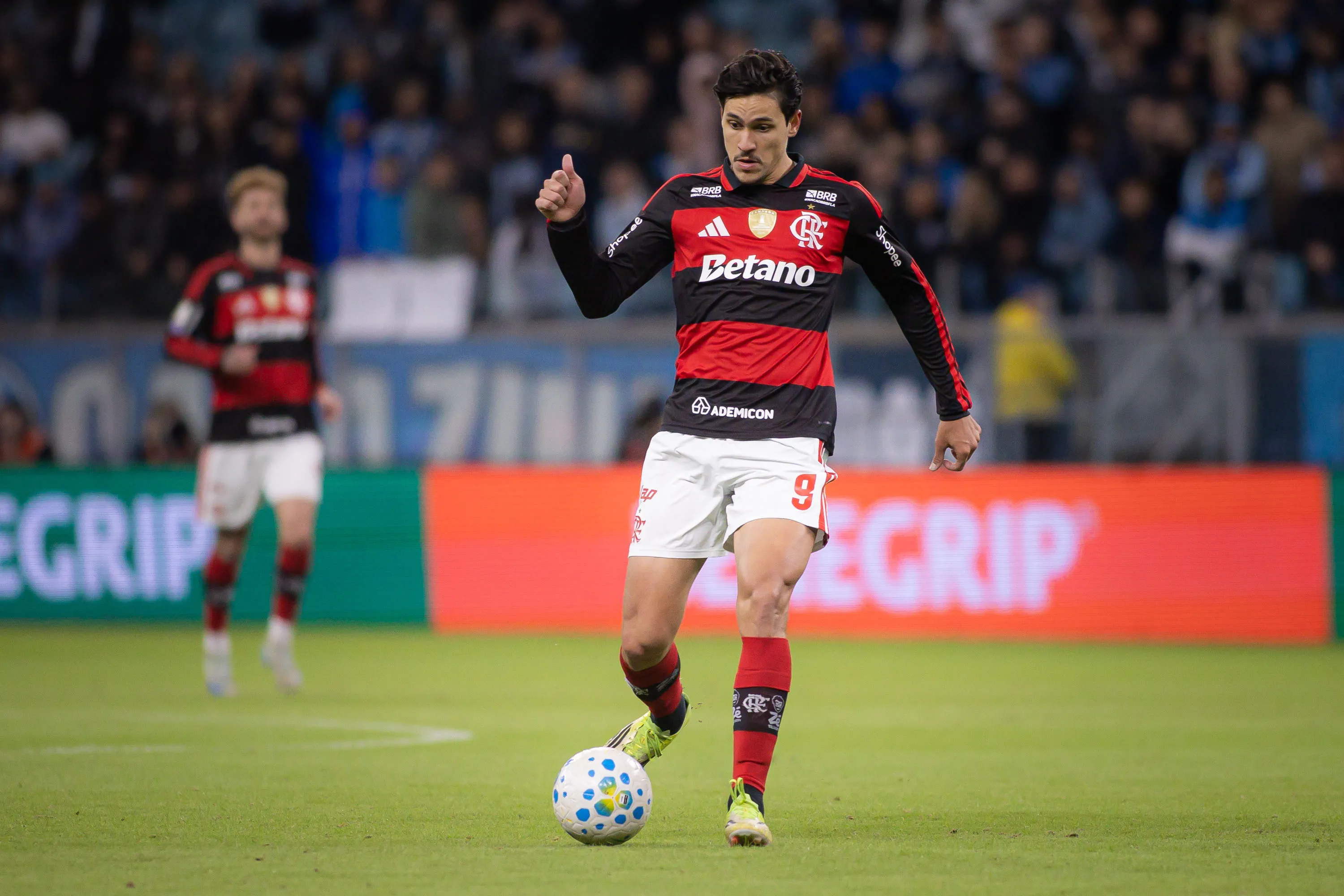 Pedro durante partida pelo Flamengo. Foto: Maxi Franzoi/AGIF
