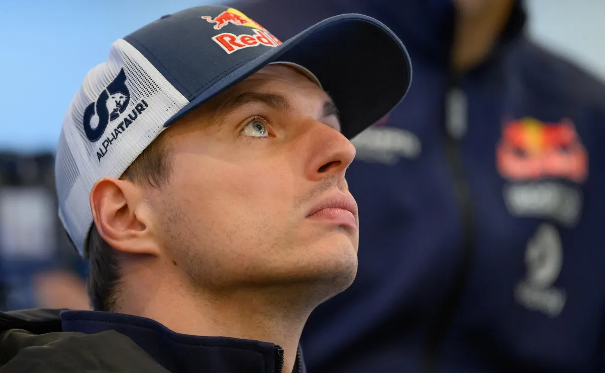 Carro de Max Verstappen abandona 24 Horas de Nurburgring na reta final enquanto liderava a prova