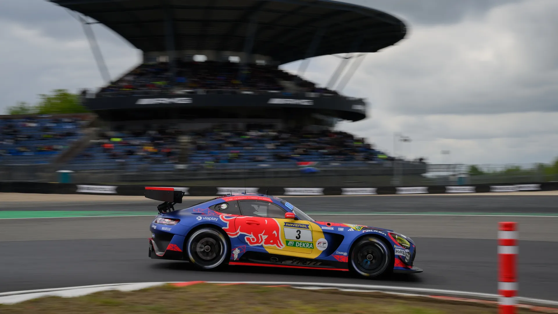 Carro da equipe de Max Verstappen nas 24 Horas de Nurburgring – Foto: Christian Kaspar-Bartke/Getty Images
