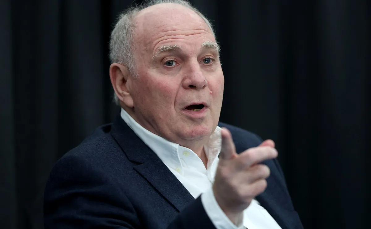 Hoeneß se posiciona sobre goleiros e admite dilema entre Neuer e Baumann