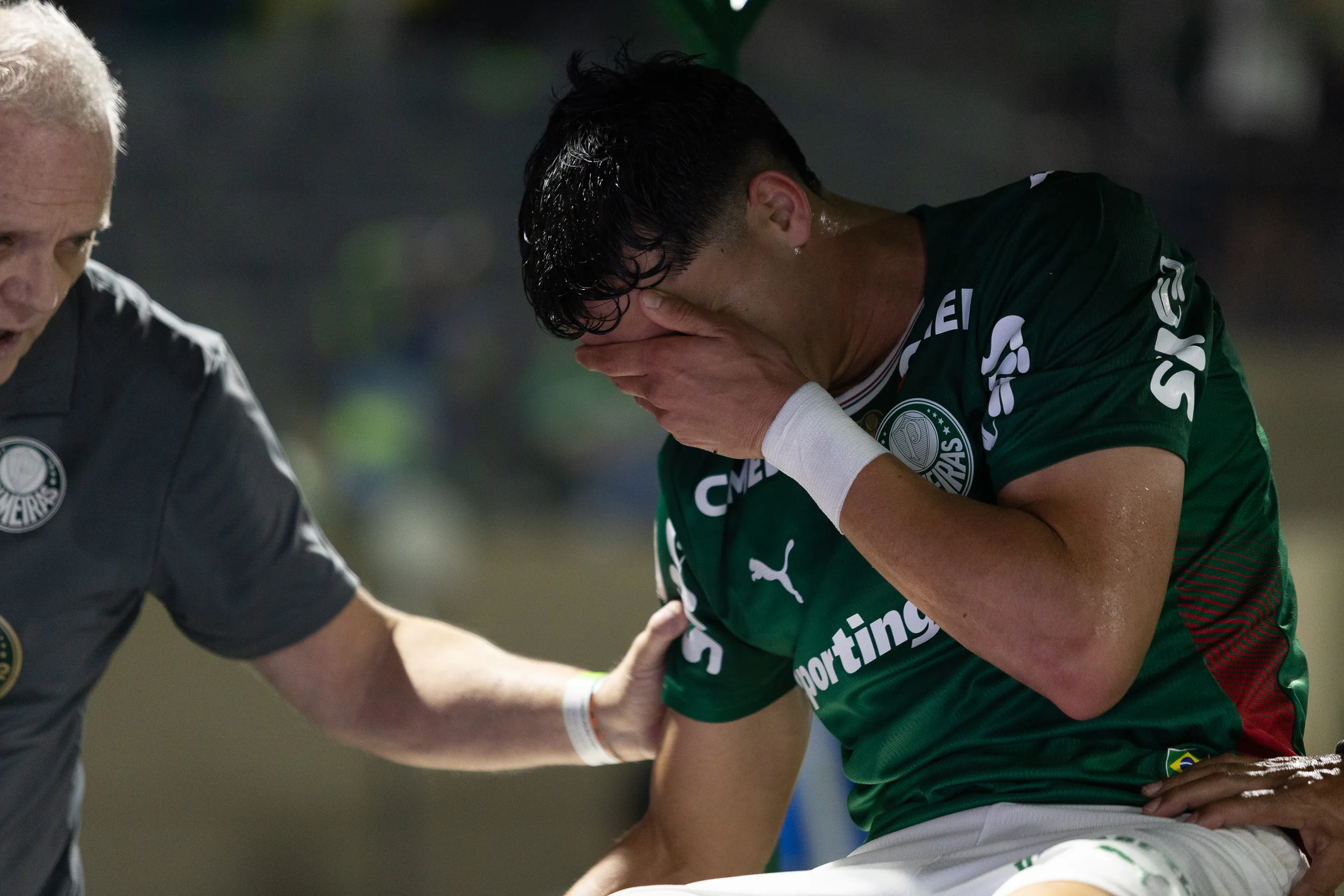 Sosa deixa o campo chorando após lesão. Foto: Fernando Mendes/RP FOTOPRESS/AGIF