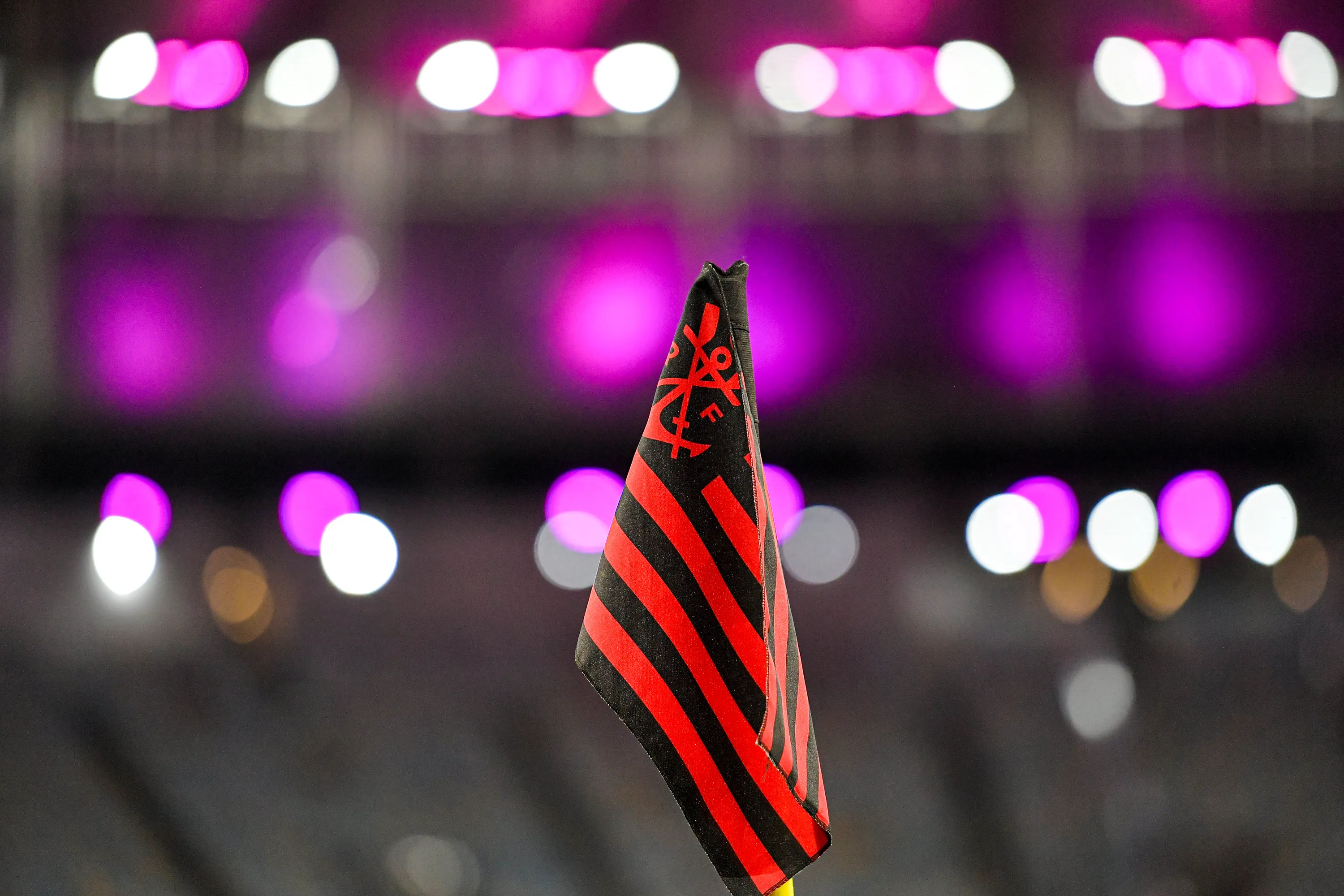 RJ – RIO DE JANEIRO – 02/10/2025 – BRASILEIRO A 2025, FLAMENGO X CRUZEIRO – A Bandeira de escanteio vista antes da partida entre Flamengo e Cruzeiro no estadio Maracana pelo campeonato Brasileiro A 2025. Foto: Thiago Ribeiro/AGIF