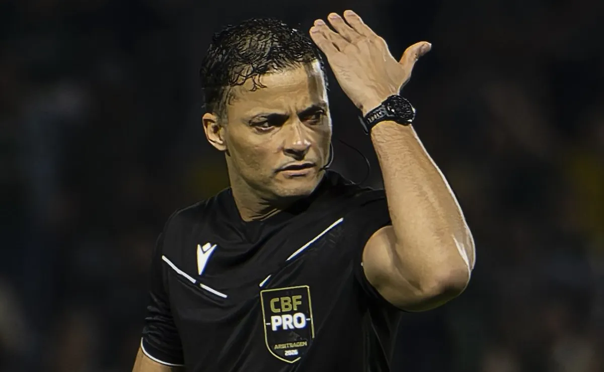 Árbitro Sávio Pereira Sampaio explica cartão para Artur Jorge