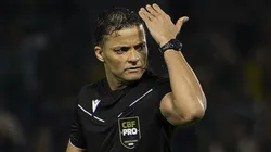 Árbitro Sávio Pereira Sampaio explicou cartão.