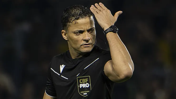 Árbitro Sávio Pereira Sampaio explicou cartão.