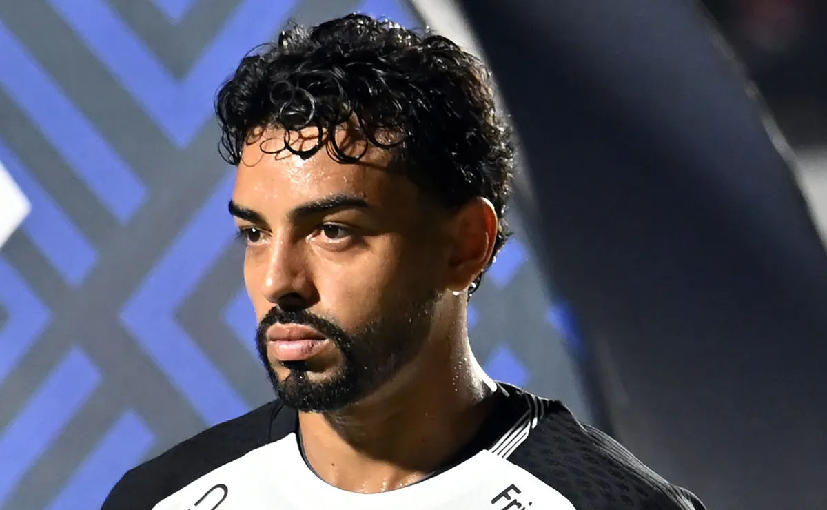 Matheus Bidu projeta duelo contra o Botafogo e alerta para desafio no gramado sintético
