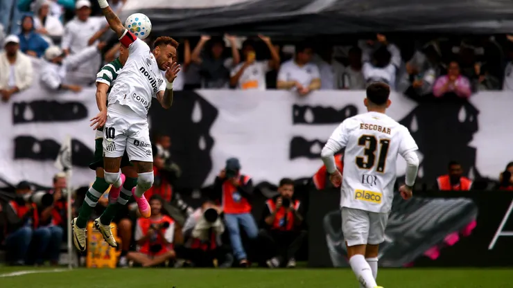 Neymar se envolve em confusão com Breno Lopes e clima esquenta em Santos x Coritiba — Foto Mauricio De SouzaAGIF