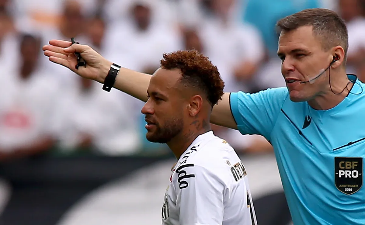 Neymar se envolve em substituição polêmica e Santos perde para o Coritiba pelo Brasileirão
