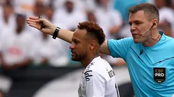 Neymar foi substituído de forma polêmica na derrota para o Coritiba. Foto: Mauricio De Souza/AGIF