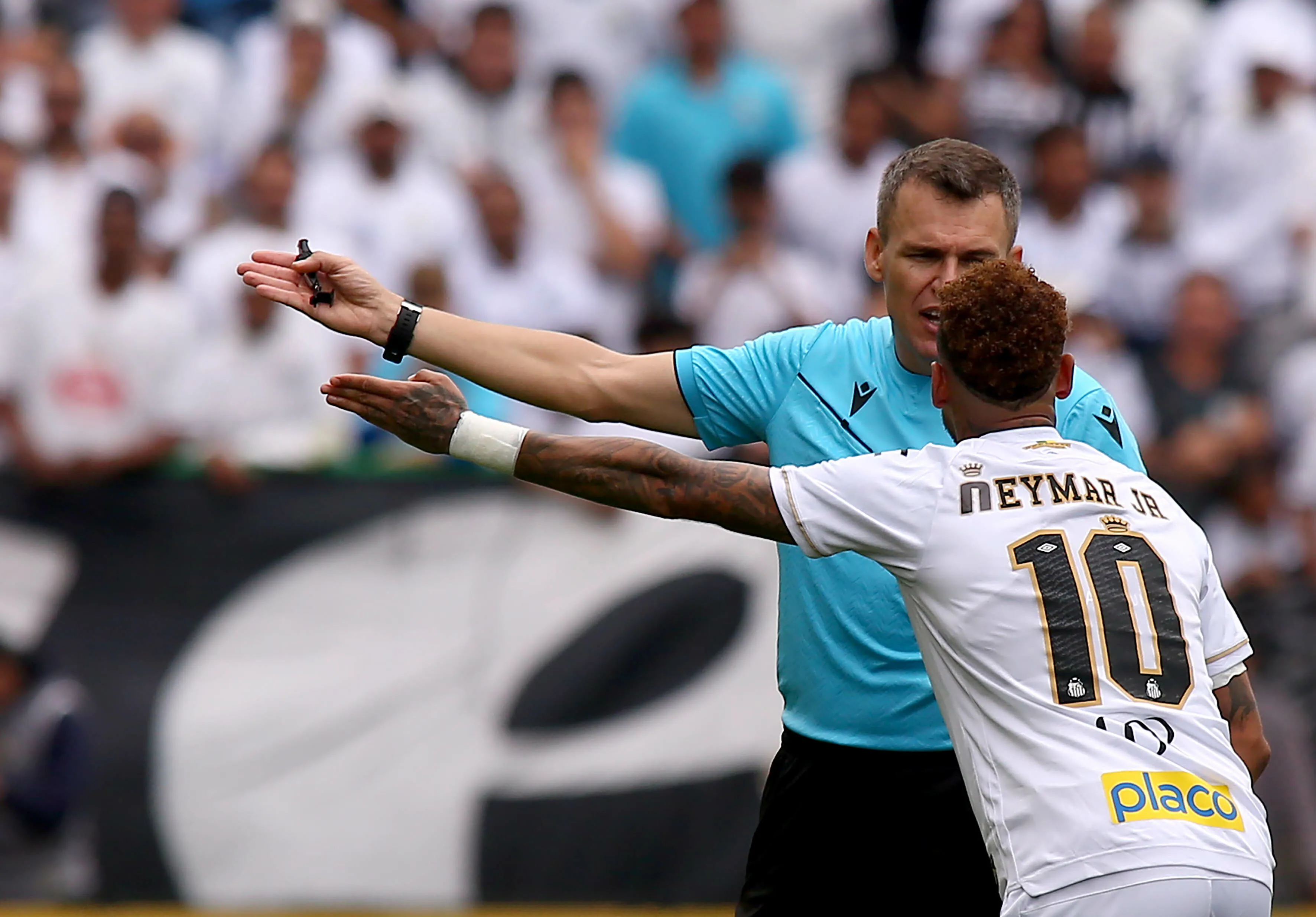 Neymar se revolta após substituição. Foto: Mauricio De Souza/AGIF