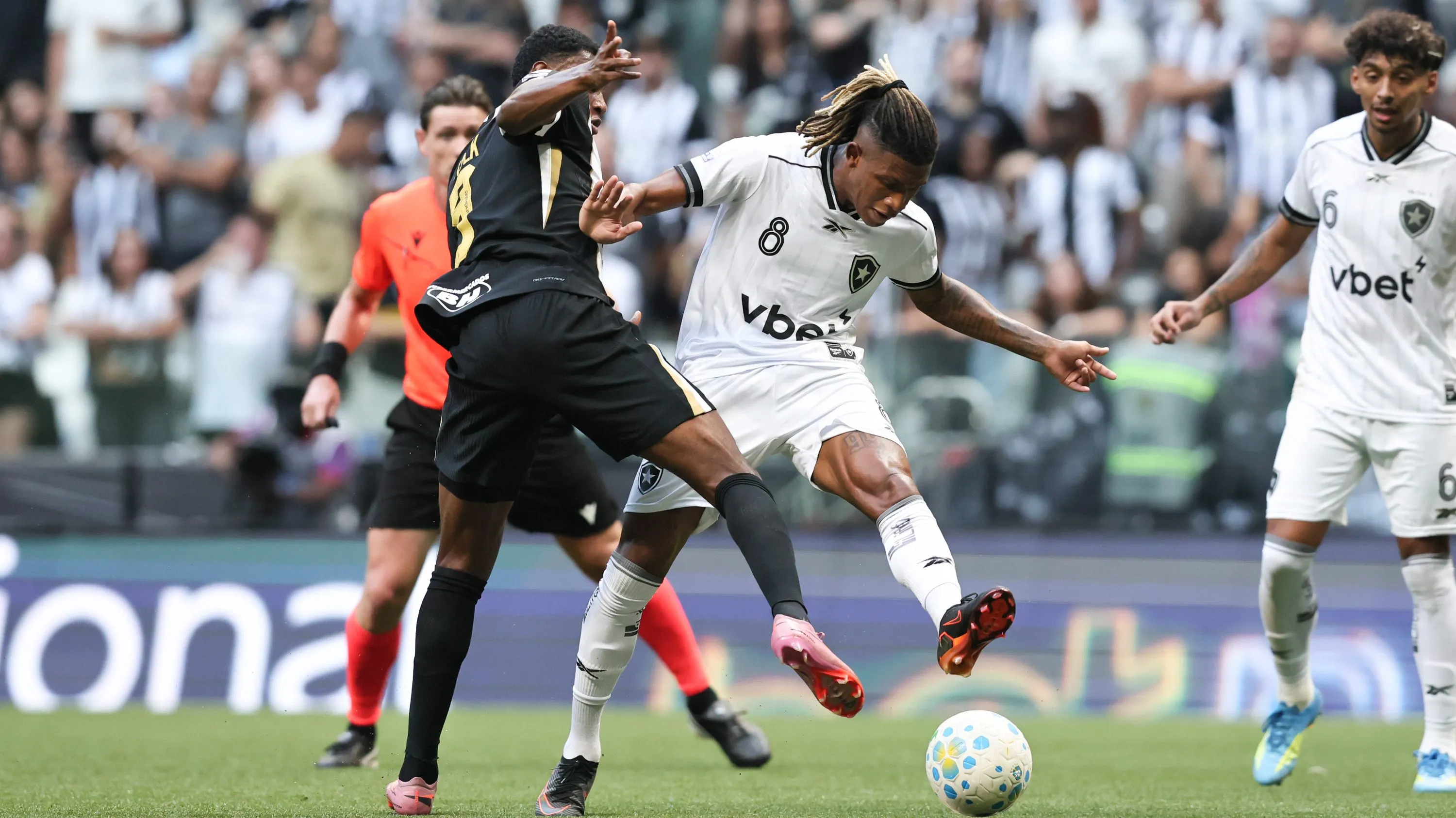 Danilo jogador do Botafogo durante partida contra o Atletico-MG no estadio Arena MRV pelo campeonato Brasileiro A 2026. Foto: Gilson Lobo/AGIF