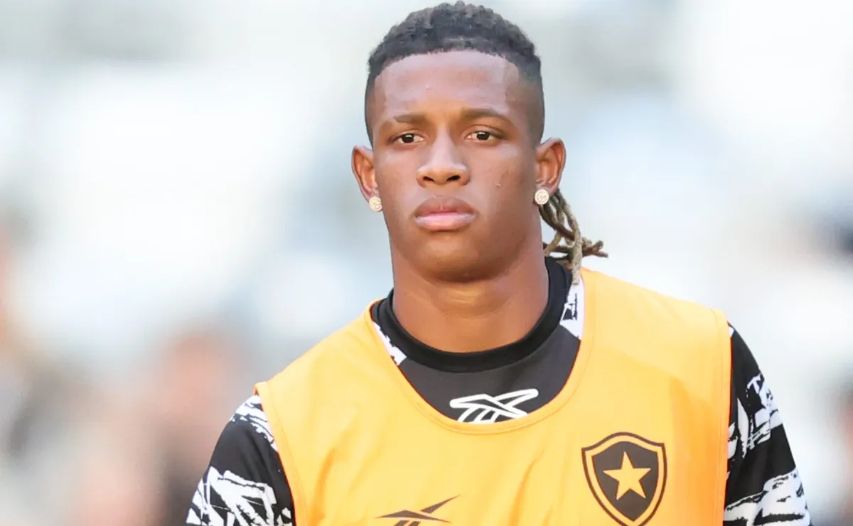 Danilo é cortado do Botafogo por motivos pessoais antes de duelo contra o Corinthians