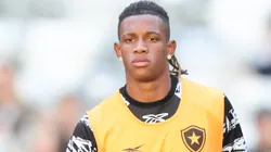 Danilo jogador do Botafogo durante aquecimento antes da partida contra o Atletico-MG no estadio Arena MRV pelo campeonato Brasileiro A 2026. Foto: Gilson Lobo/AGIF