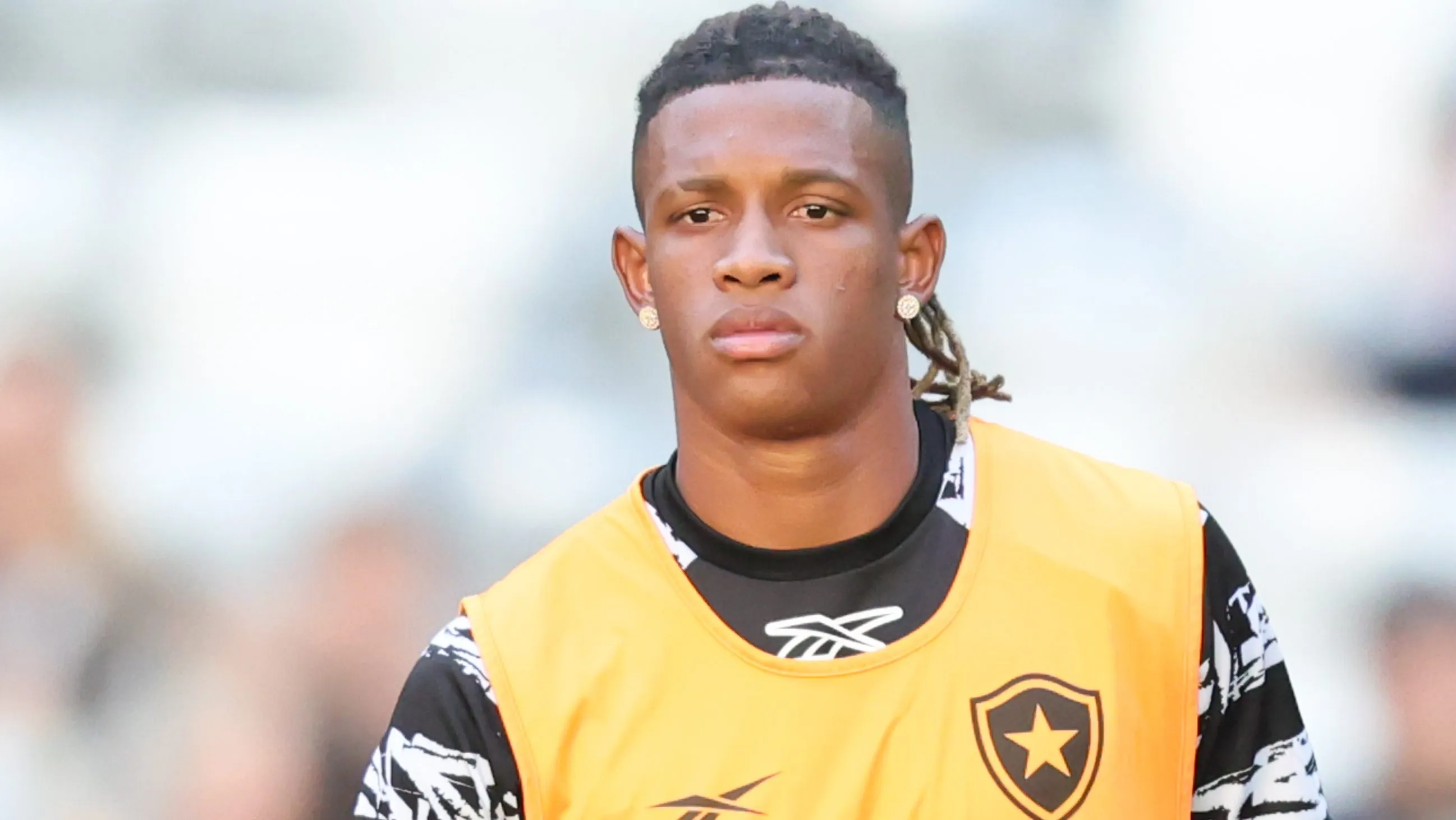 Danilo jogador do Botafogo durante aquecimento antes da partida contra o Atletico-MG no estadio Arena MRV pelo campeonato Brasileiro A 2026. Foto: Gilson Lobo/AGIF