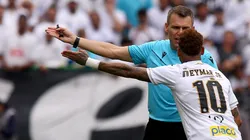 Neymar jogador do Santos reclama com a arbitragem durante partida contra o Coritiba no estadio Arena Corinthians pelo campeonato Brasileiro A 2026. Foto: Mauricio De Souza/AGIF