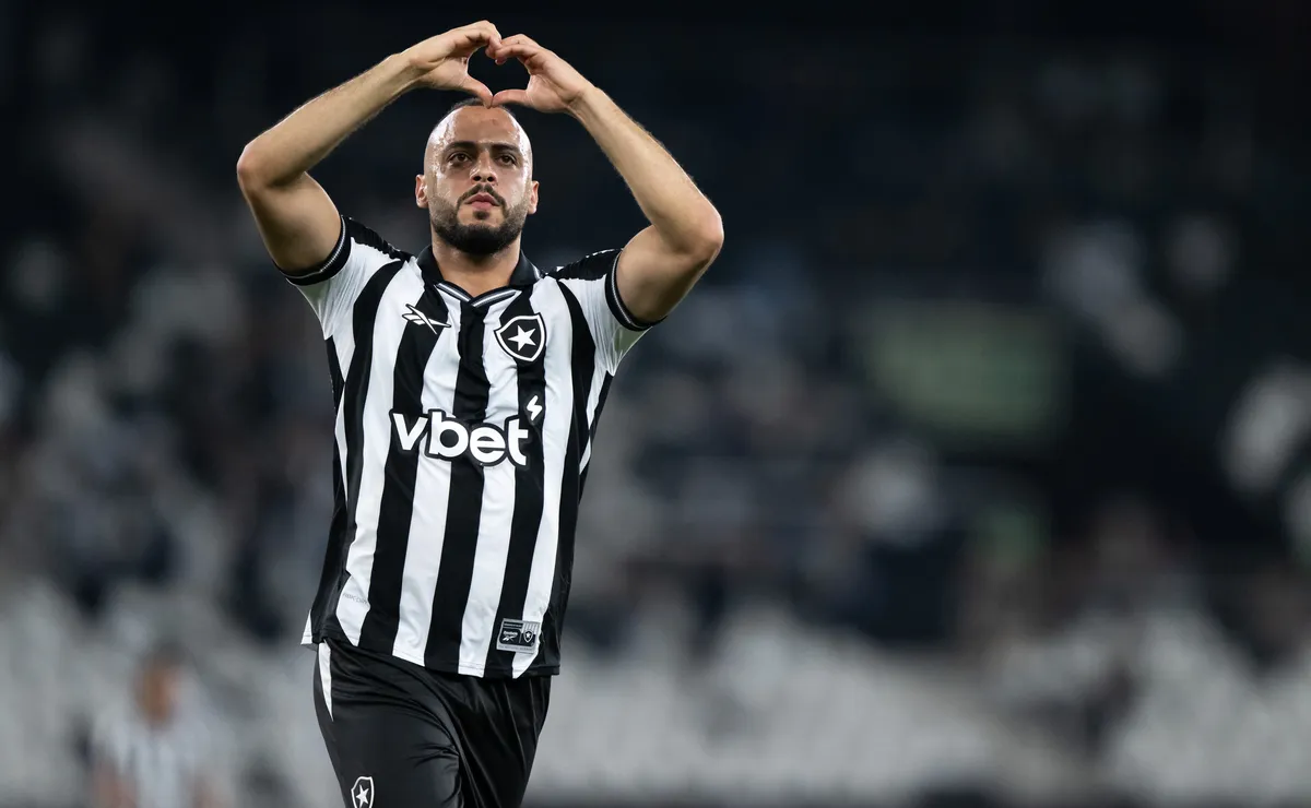 Arthur Cabral decide, Botafogo domina o Corinthians e vence com autoridade no Brasileirão