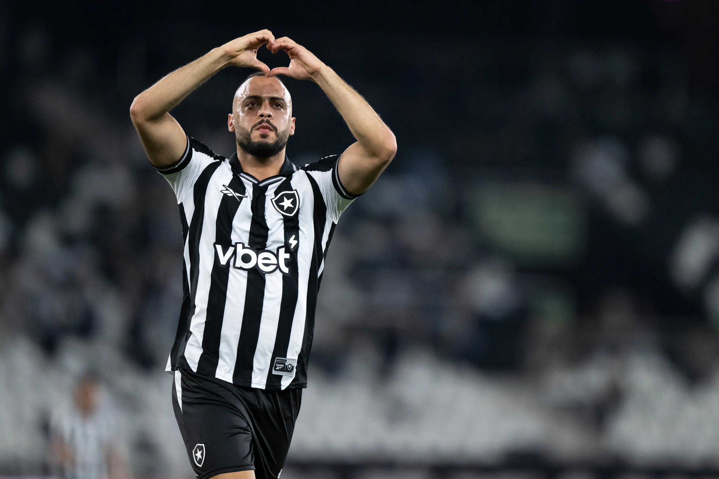 Arthur Cabral jogador do Botafogo comemora seu gol durante partida contra o Mirassol no estadio Engenhao pelo campeonato Brasileiro A 2026. Foto: Jorge Rodrigues/AGIF