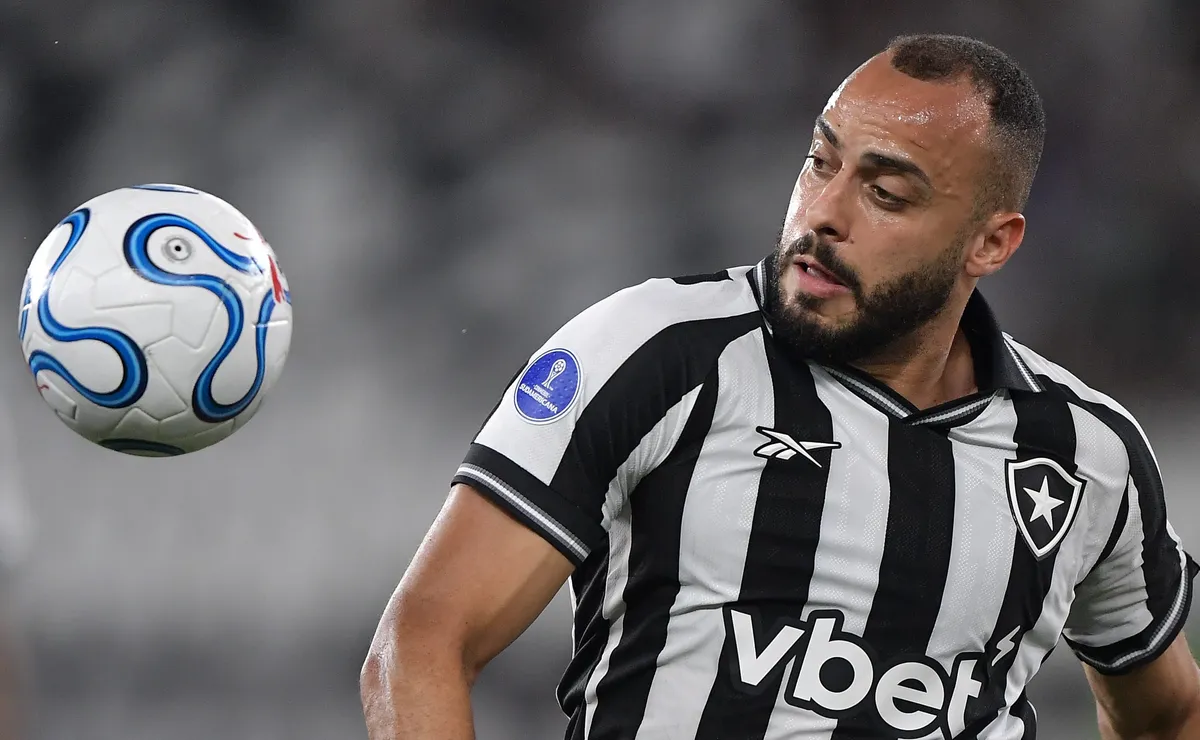 Botafogo sai na frente com chute preciso de Arthur Cabral aos seis minutos diante do Corinthians