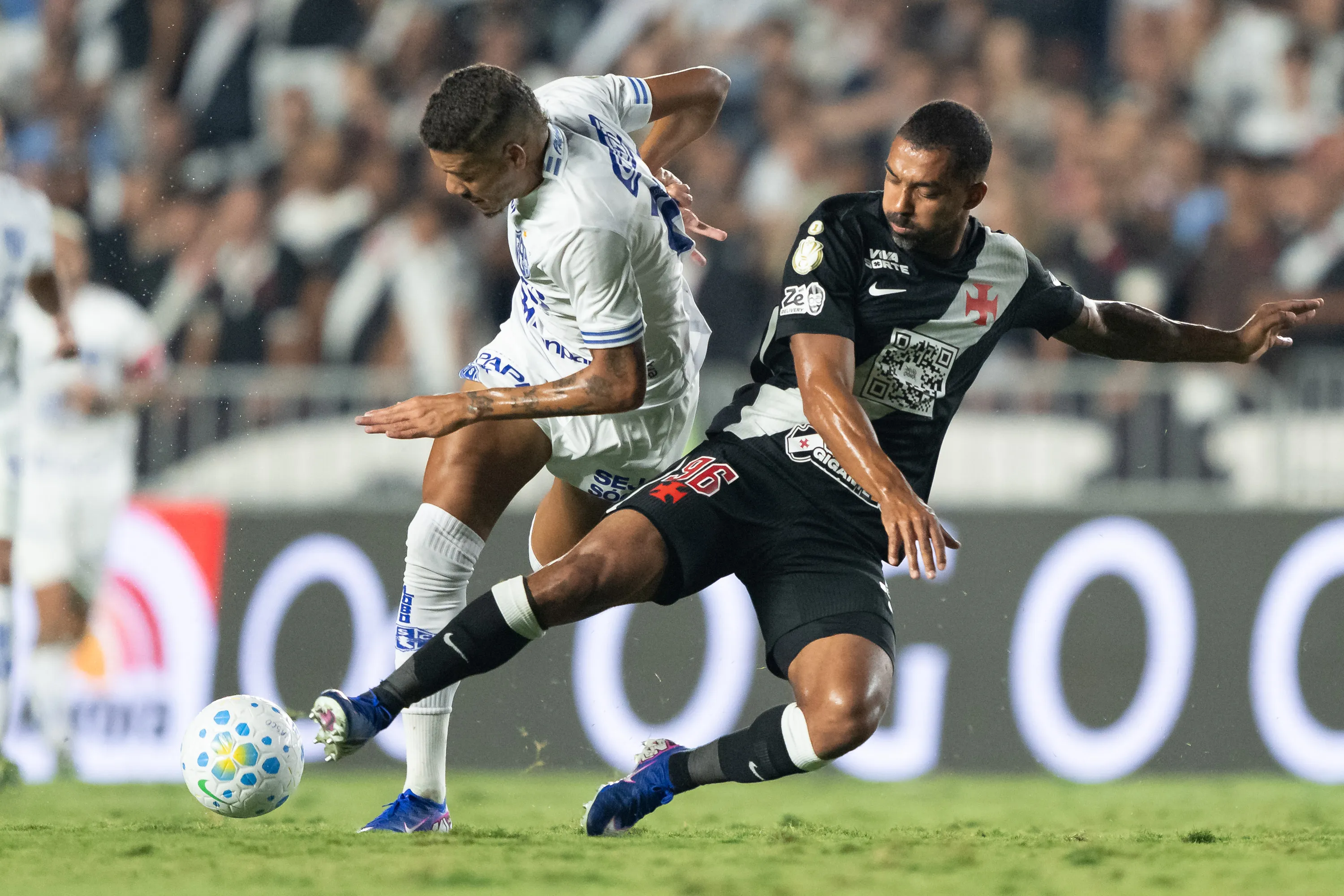 RJ – RIO DE JANEIRO – 13/05/2026 – COPA DO BRASIL 2026, VASCO X PAYSANDU – Paulo Henrique jogador do Vasco disputa lance com Kleiton Pego jogador do Paysandu durante partida no estadio Sao Januario pelo campeonato Copa Do Brasil 2026. Foto: Jorge Rodrigues/AGIF