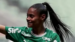Tainá Maranhão com a camisa do Palmeiras. Foto: Marco Miatelo/AGIF