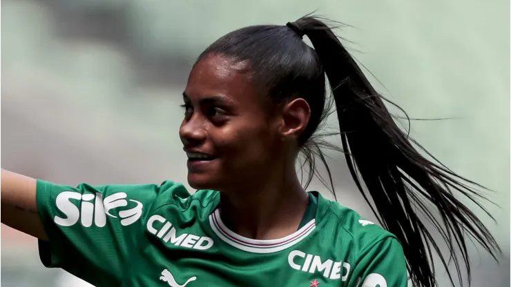 Tainá Maranhão com a camisa do Palmeiras. Foto: Marco Miatelo/AGIF