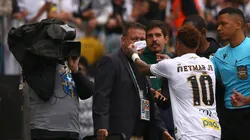 Neymar se envolveu em uma polêmica em Santos x Coritiba - Foto: Mauricio De Souza/AGIF