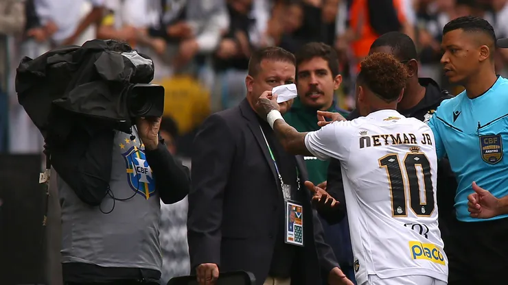 Neymar se envolveu em uma polêmica em Santos x Coritiba - Foto: Mauricio De Souza/AGIF