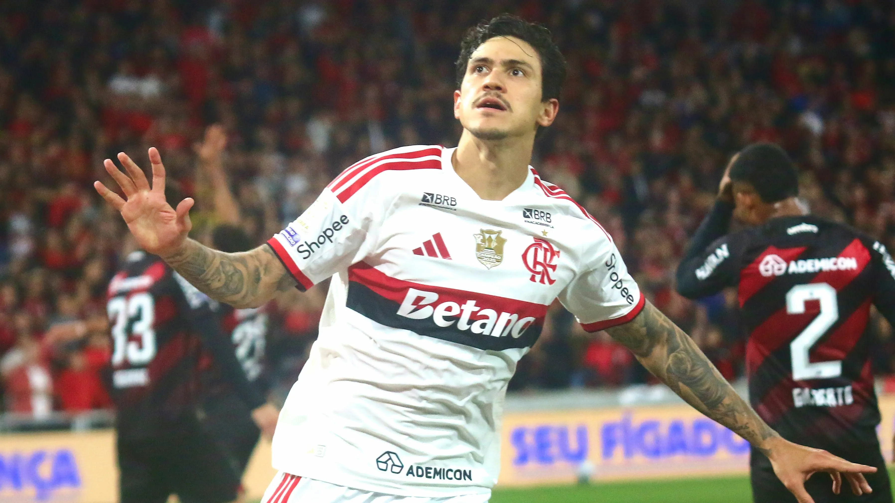 Pedro jogador do Flamengo comemora seu gol durante partida contra o Athletico-PR. Foto: Gabriel Machado/AGIF