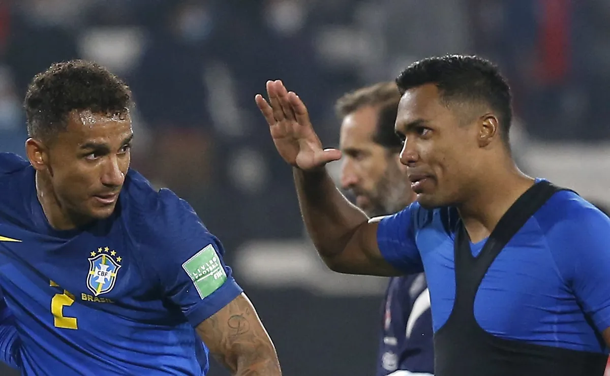 Ancelotti vê Alex Sandro e Danilo virarem alvo dos torcedores