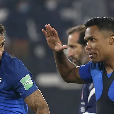 Ancelotti observa Alex Sandro e Danilo e torcida se preocupa