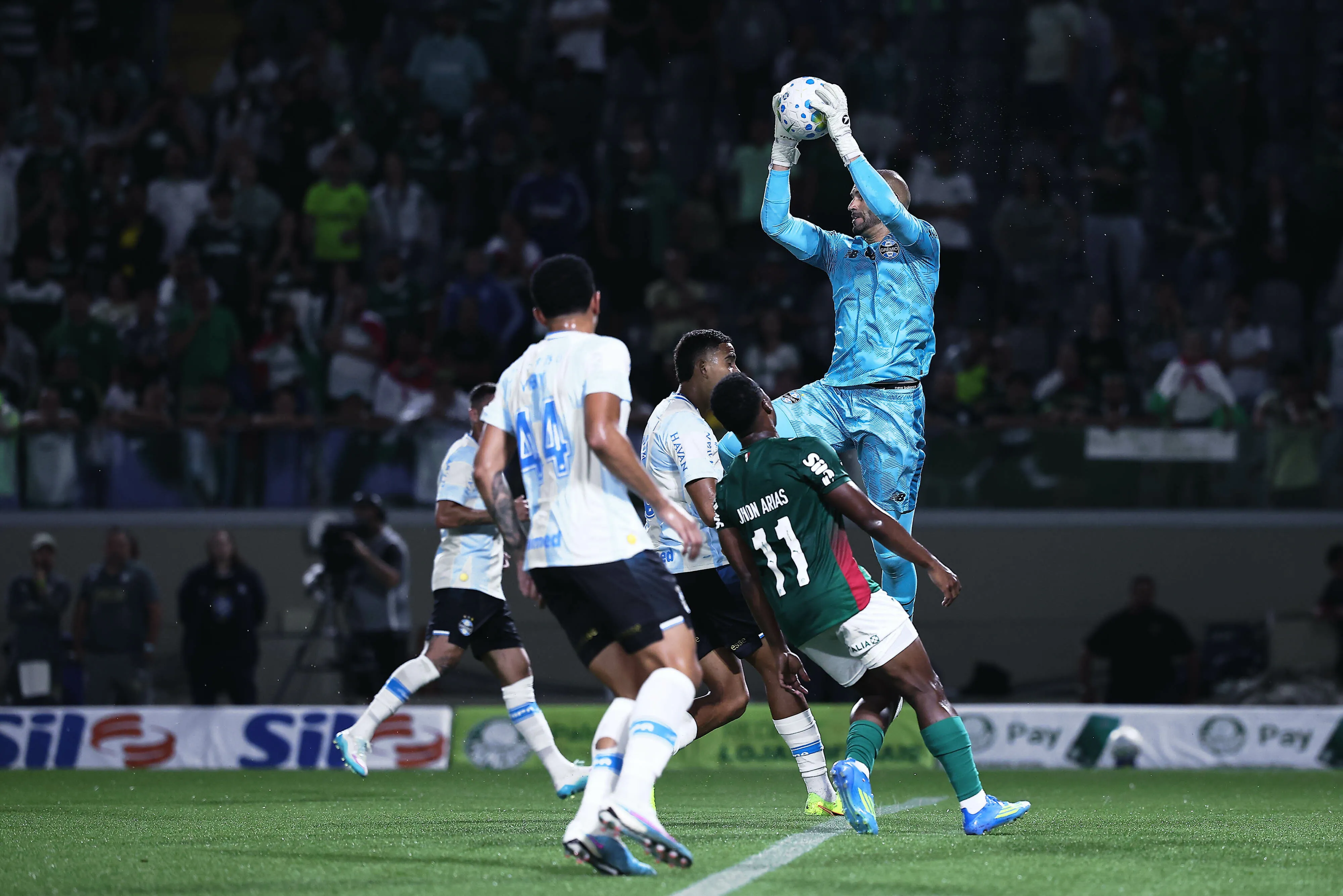 SP – BARUERI – 02/04/2026 – BRASILEIRO A 2026, PALMEIRAS X GREMIO – Weverton goleiro do Gremio durante partida contra o Palmeiras no estadio Arena Barueri pelo campeonato Brasileiro A 2026. Foto: Ettore Chiereguini/AGIF