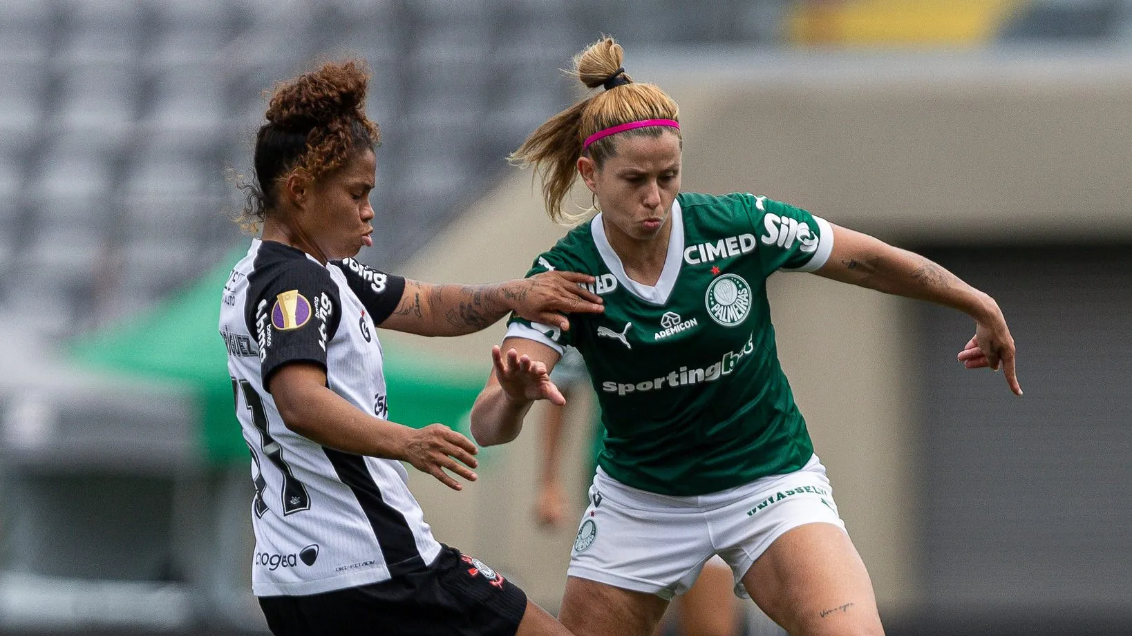 Jogadoras do Corinthians e Palmeiras em campo pelo Paulistão Feminino