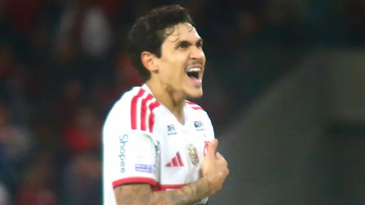 Pedro jogador do Flamengo comemora seu gol durante partida contra o Athletico-PR. Foto: Gabriel Machado/AGIF