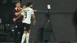 Yuri Alberto, jogador do Corinthians, comemora seu gol junto ao tecnico Fernando Diniz Silva durante partida contra o Barra no estadio Arena Corinthians pelo campeonato Copa Do Brasil 2026. Foto: Joisel Amaral/AGIF