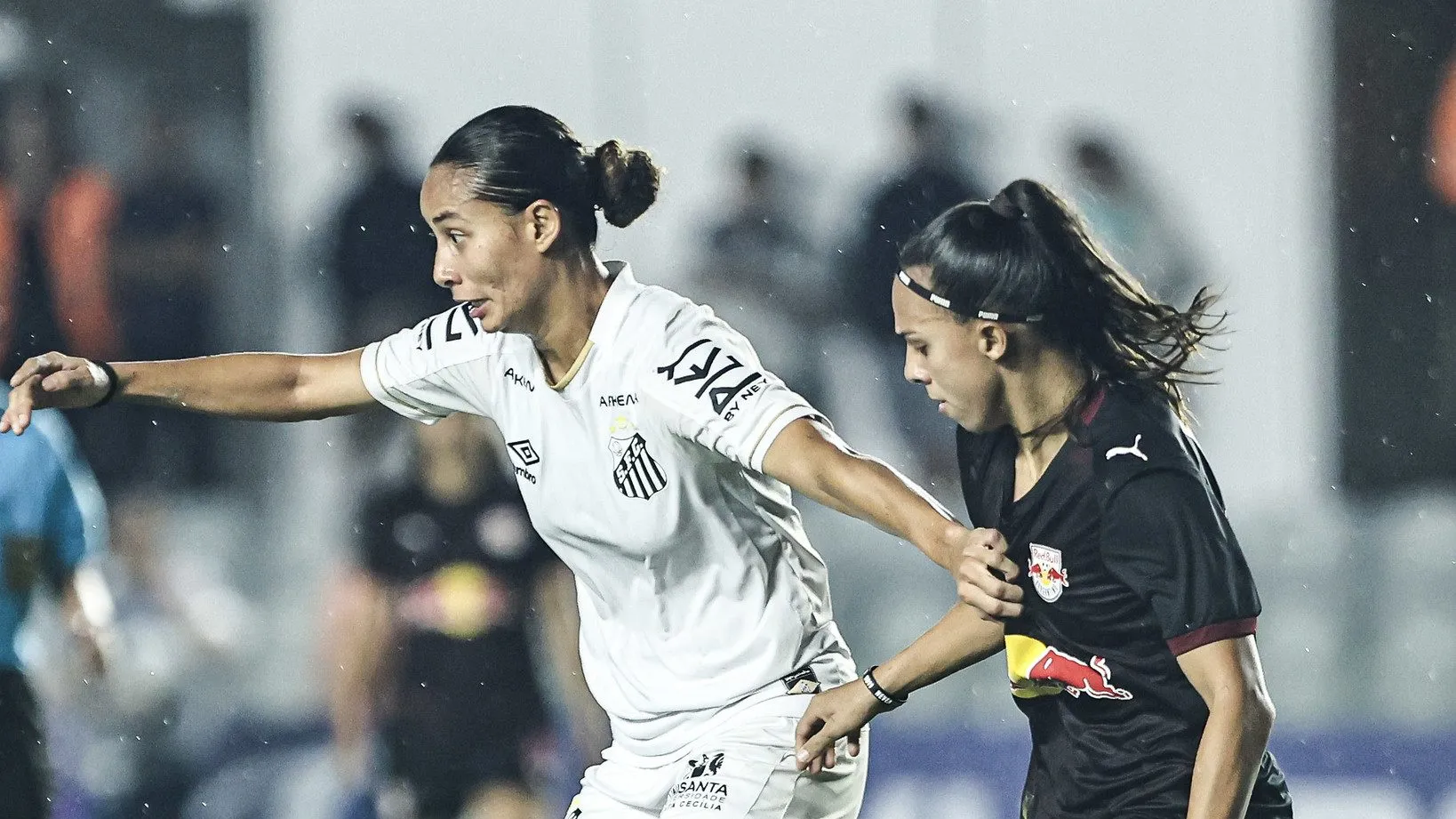 Carol Baiana, atacante do Santos, em dividida com jogadora do Bragantino