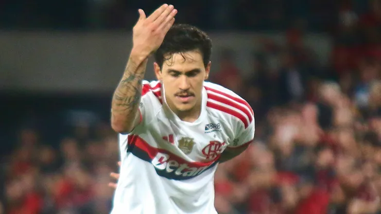 Pedro, jogador do Flamengo, comemora seu gol durante partida contra o Athletico-PR no estadio Arena da Baixada pelo campeonato Brasileiro A 2026. Foto: Gabriel Machado/AGIF