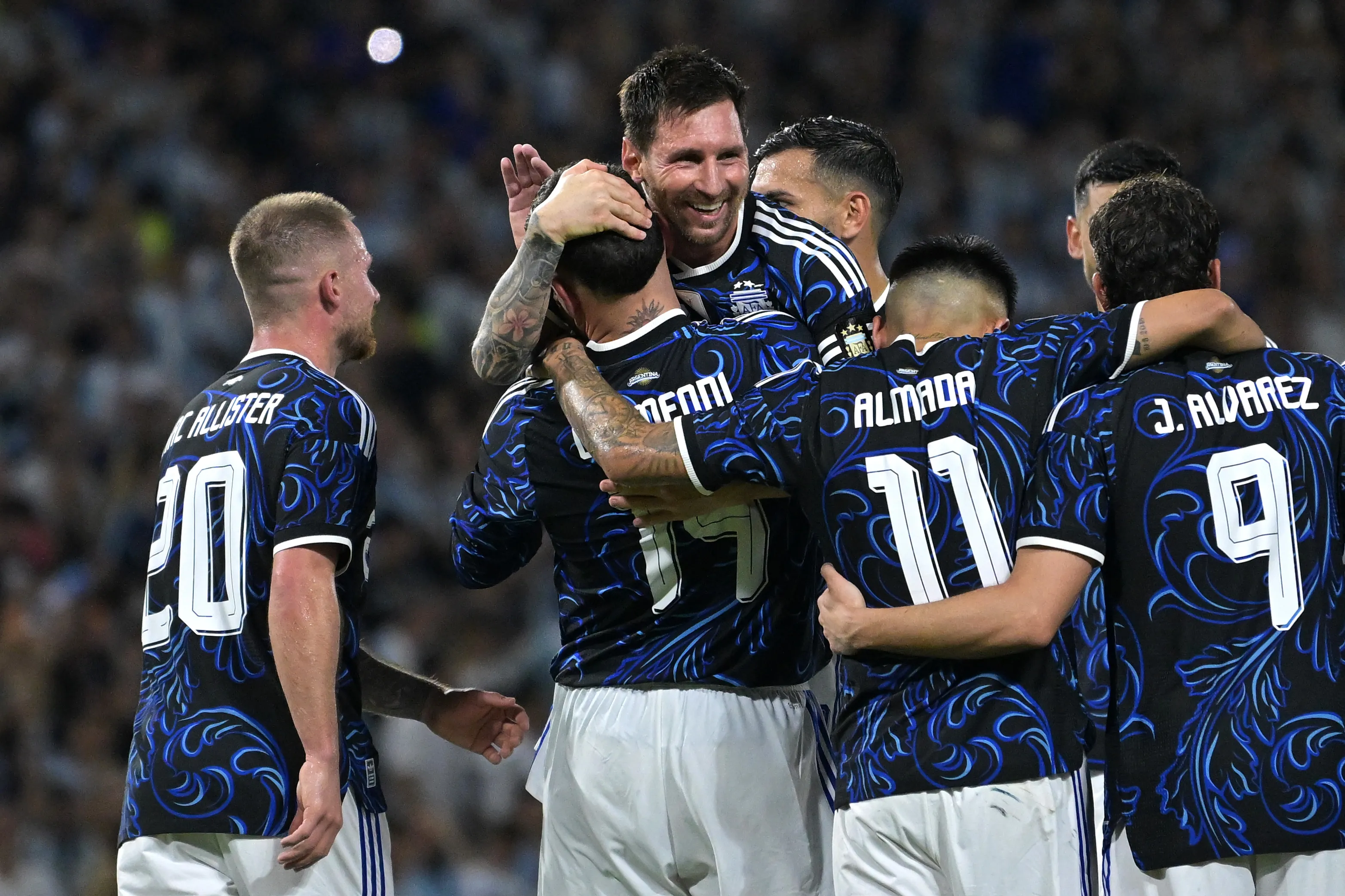 Otamendi comemora gol com Messi pela Argentina. Foto: Marcelo Endelli/Getty Images.