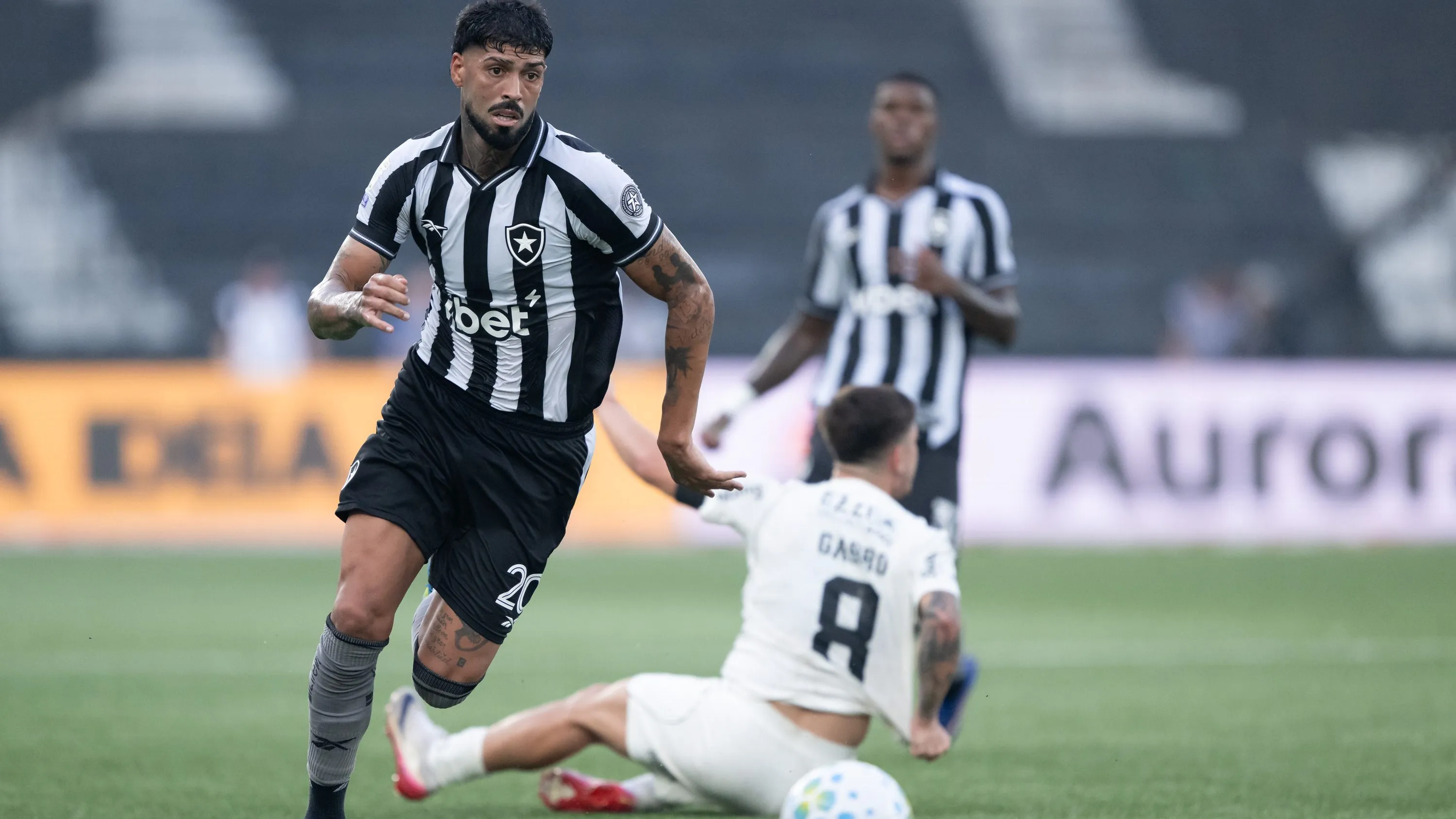 Barboza em ação pelo Botafogo e em contagem regressiva para chegar ao Palestra – Foto: Jorge Rodrigues/AGIF