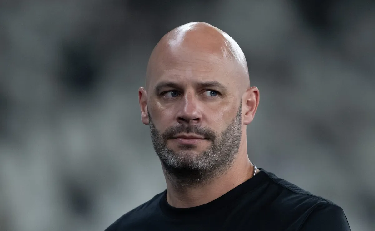 Franclim destaca evolução do Botafogo e justifica ausência de Danilo: “O coletivo é muito mais importante”