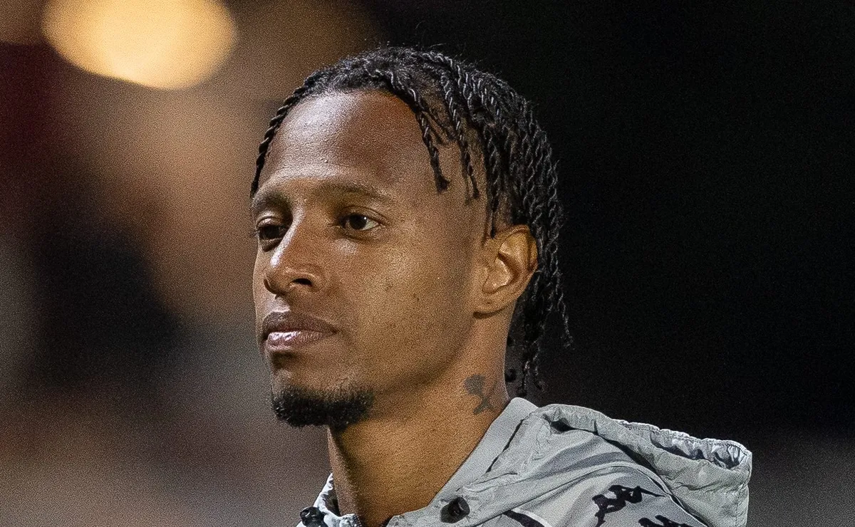 Torcida do Vasco critica Tchê Tchê, e Renato Gaúcho entra em cena nos bastidores visando parada para Copa
