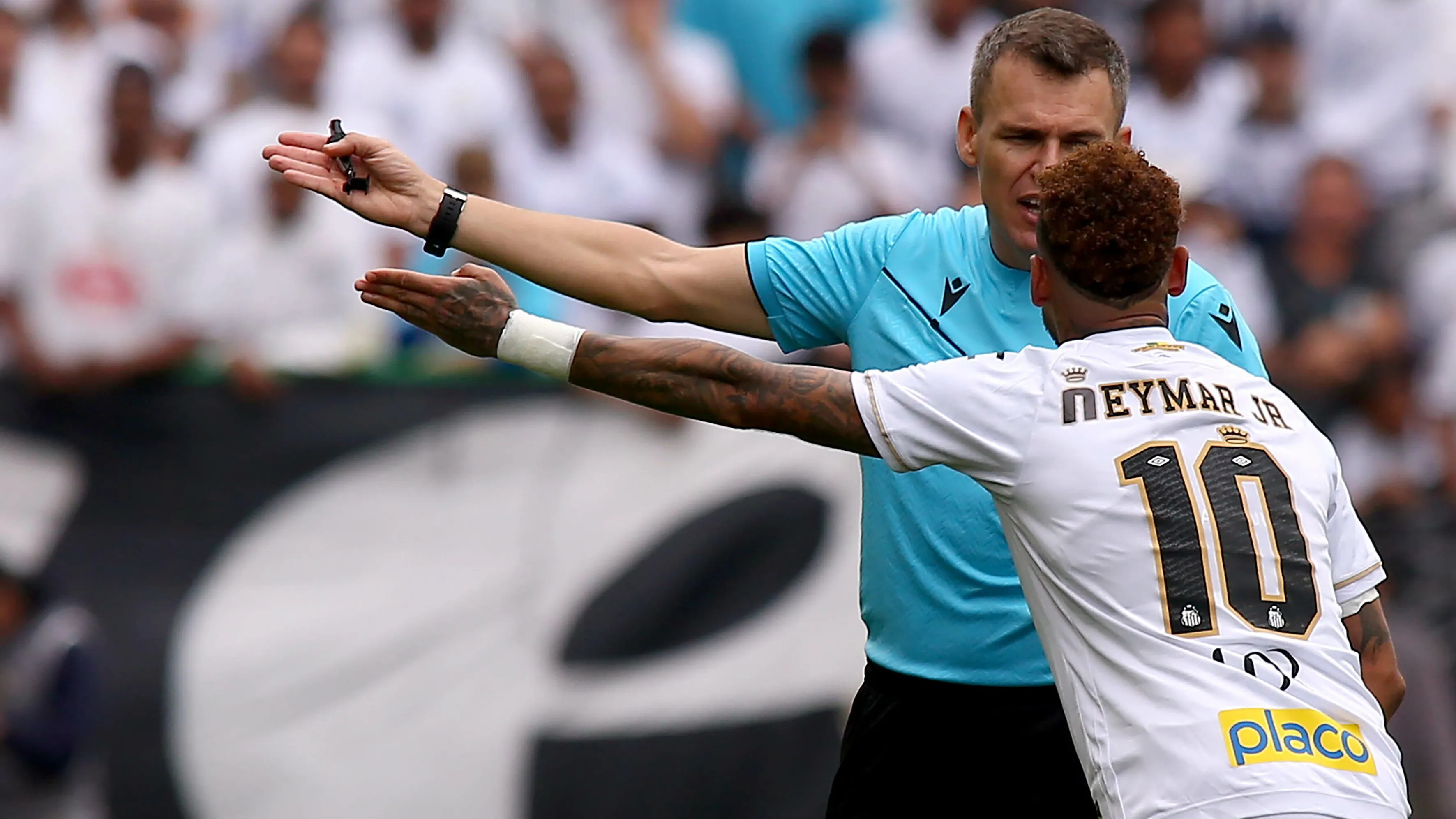 Neymar reclamando com árbitro. Foto: Mauricio De Souza/AGIF