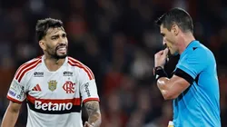 Rafael Klein não expulsou jogador do Athletico-PR após entrada forte em Paquetá. Foto: Heuler Andrey/Getty Images
