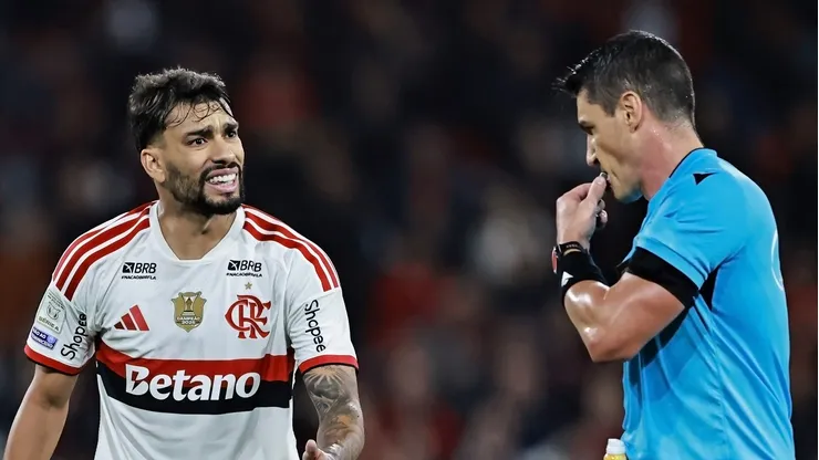 Rafael Klein não expulsou jogador do Athletico-PR após entrada forte em Paquetá. Foto: Heuler Andrey/Getty Images