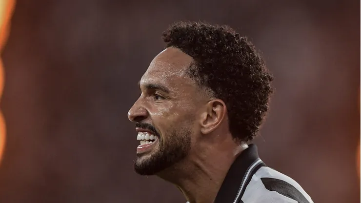 Vitinho durante jogo do Fogão no Nilton Santos.